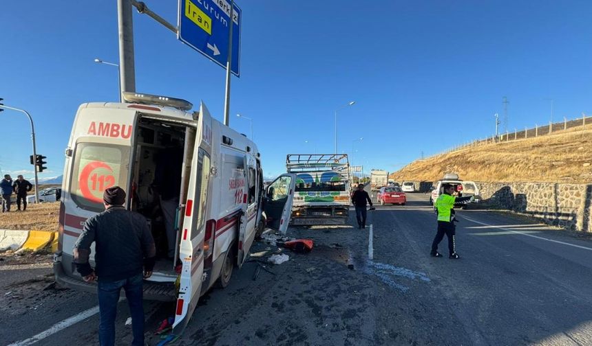 Ambulans İle Kamyonet Çarpıştı: 7 Kişi Yaralandı