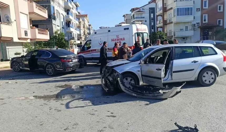 Manavgat’ta Resmi Araç Kaza Yaptı: 2 Sağlık Çalışanı Yaralandı