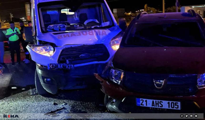 Mardin Nusaybin’de Ambulans Otomobille Çarpıştı