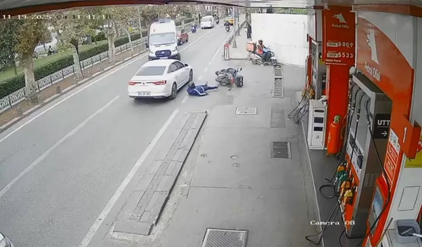 Üsküdar'da Ambulansa Yol Vermek İçin Duran Motosikletliye Arkadan Otomobil Çarptı