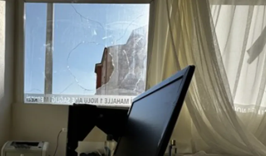 Aile Hekiminin Odasına Taşlı Saldırı: Camı Kırıp Tehdit Notu Bıraktılar