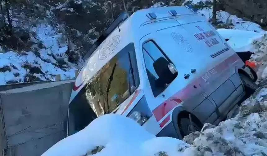 Adana’da Buzlanma Nedeniyle Ambulans Kazası