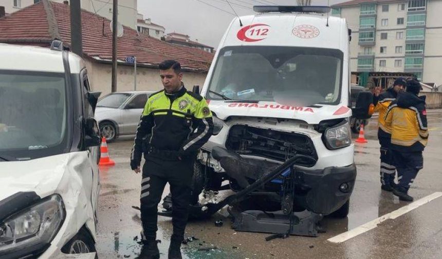 Aksaray’da Ambulans Kazası : 8 Kişi Yaralandı
