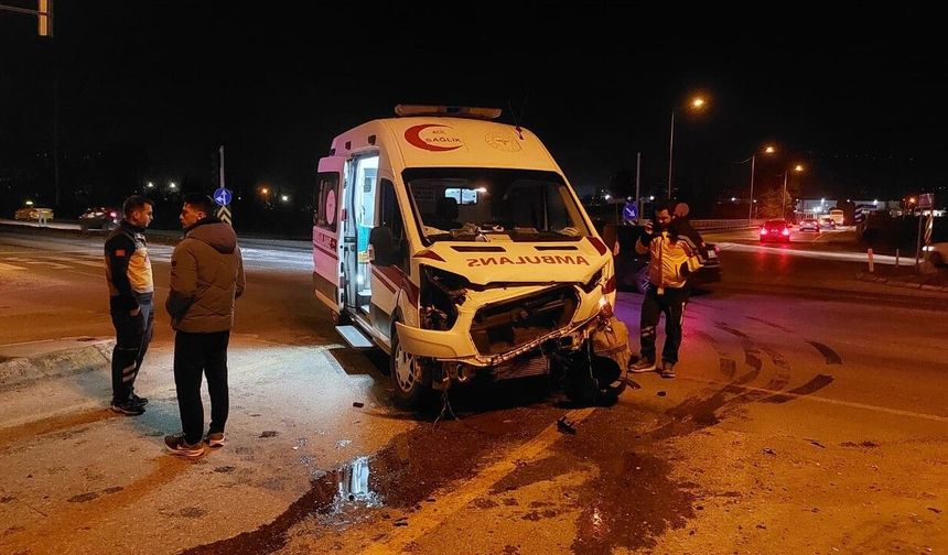 Akyazı’da Hasta Taşıyan Ambulans İle Otomobil Çarpıştı: 1 Yaralı