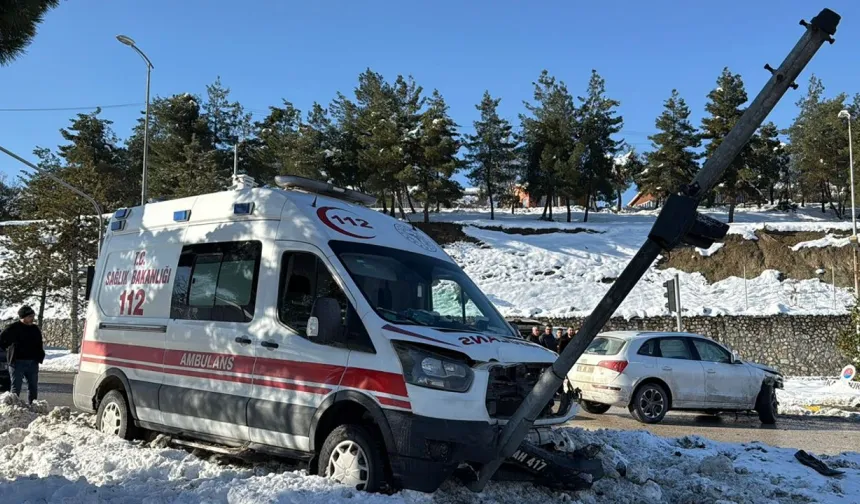 Ambulans Trafik Işıklarına Çarptı! 2 Yaralı