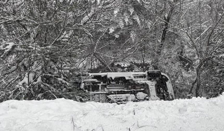Torul’da Ambulans Şarampole Devrildi: 3 Sağlık Personeli Yaralı
