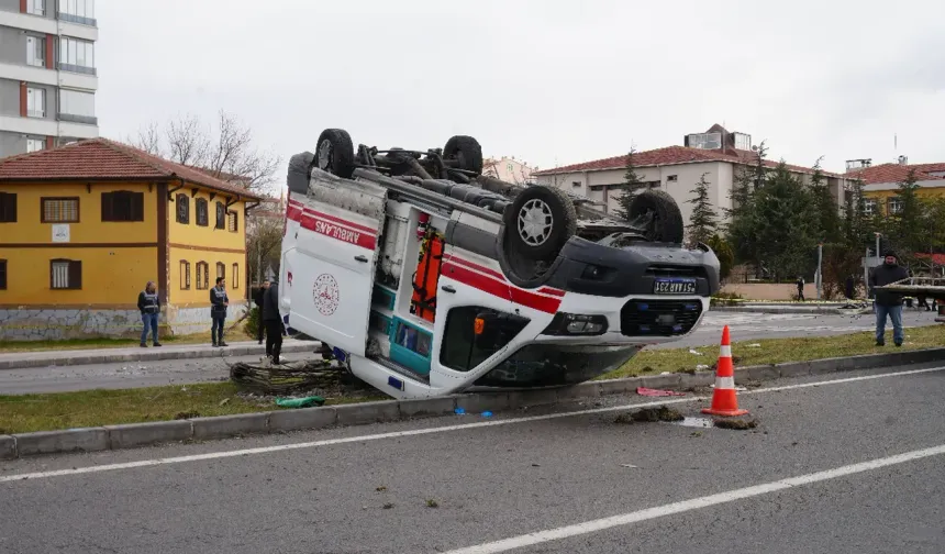 Bor’da Ambulans Takla Attı: 3 Sağlıkçı Yaralı