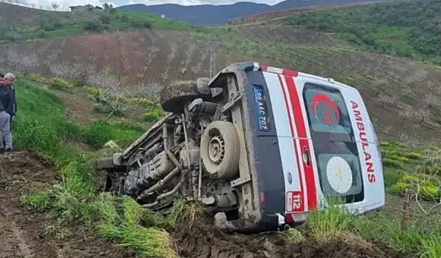 Siirt’te Ambulans Şarampole Devrildi: 3 Sağlık Personeli Yaralı