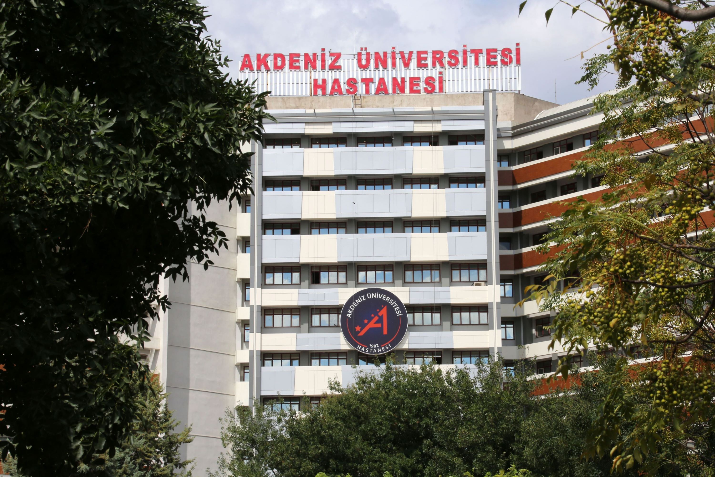 Akdeniz Üniversitesi 100'den Fazla Sağlık Personeli Alımı Yapacak